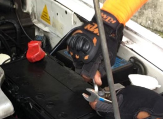 Como limpar a corrosão de uma bateria de automóvel